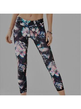 Fabletics Mid-Rise Kaleidoscope Floral Print Powerlite Capri leggings Sz Small